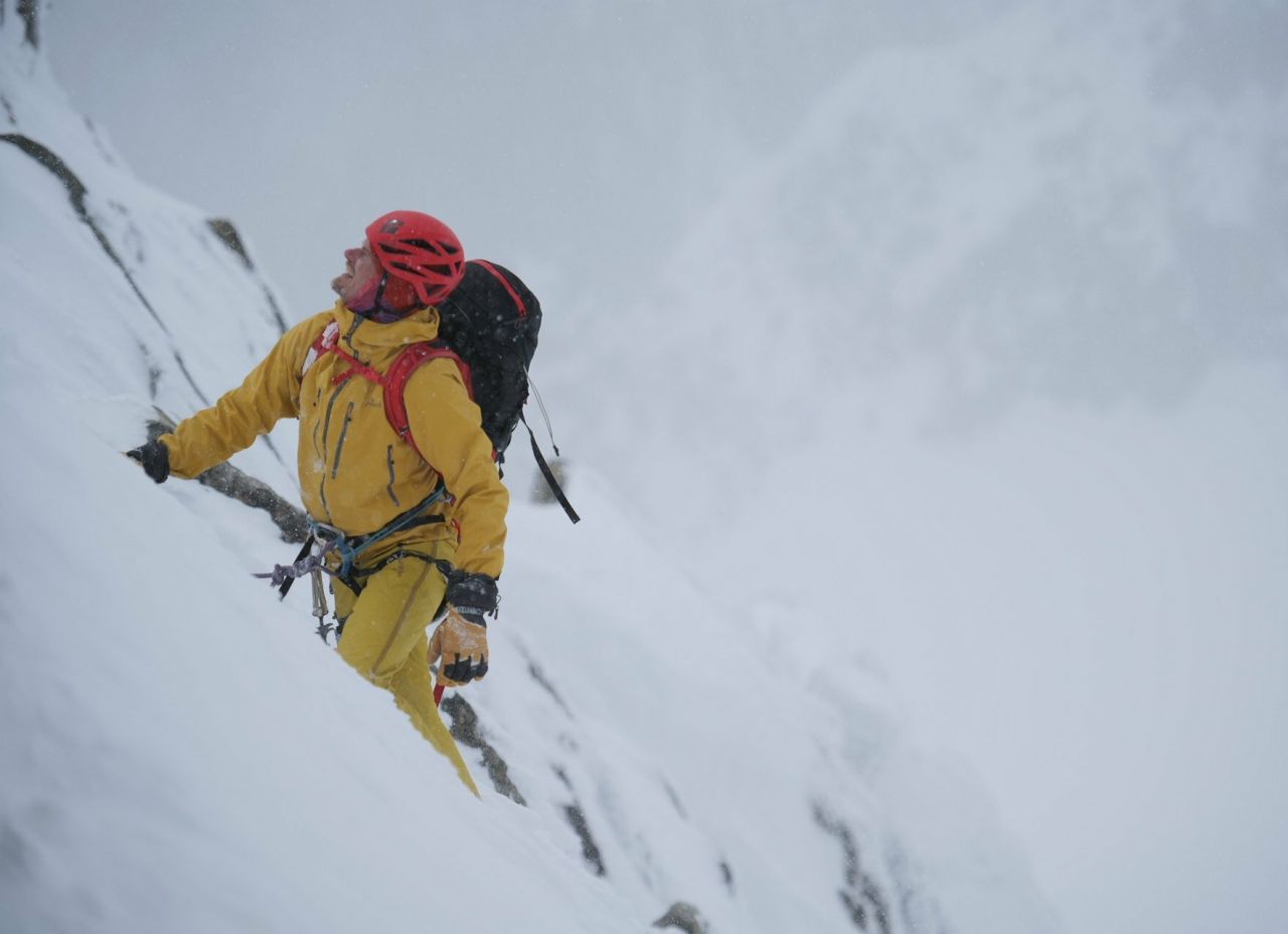 Про альпинистов 2022. Вершина страха / Summit Fever (2022). Вершина фильм 2022. Юные альпинисты на вершине. Вершина страха 2022 Постер.